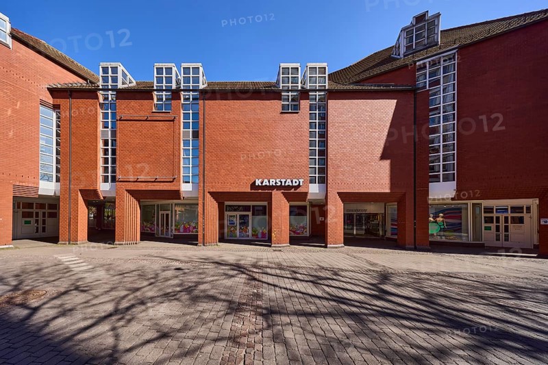 Karstadt Galeria Kaufhof, department stores', brick building, modern architecture, pedestrian zone, entrance area, blue cloudless sky, Heinrich-Brüning-Straße, Münster, Münsterland, independent city, North Rhine-Westphalia, Germany