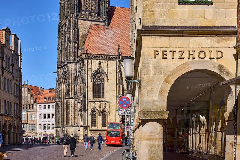 Arcades, historic buildings, gables, St. Lamberti, church, old town, blue cloudless sky, Prinzipalmarkt, Münster, Münsterland, independent city, North Rhine-Westphalia, Germany