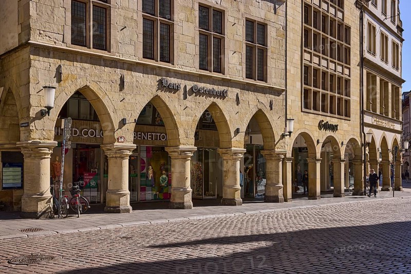 Old town, historic buildings, arcades, facade, window, lamp, wall anchor, cobblestone street, shadow, sidelight, Prinzipalmarkt, Münster, Münsterland, independent city, North Rhine-Westphalia, Germany
