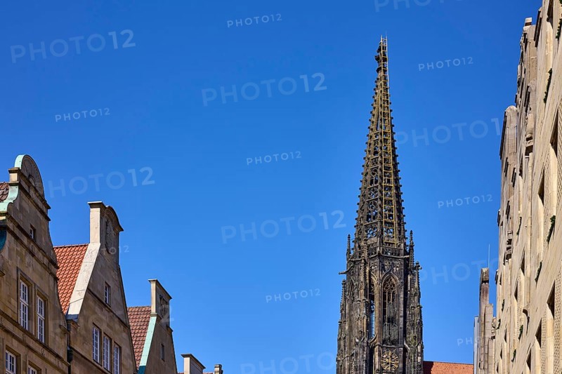 St. Lamberti, Lamberti Church, church tower, Gothic architecture, installation, ladder to heaven, artist Billi Thanner, gable, blue cloudless sky, Prinzipalmarkt, Münster, Münsterland, independent city, North Rhine-Westphalia, Germany