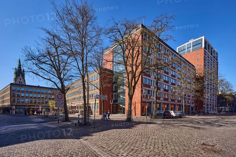 Stadthaus 1, city centre, brick building, bare wintry trees, cobblestone street, blue cloudless sky, intersection between Heinrich-Brüning-Straße and Klemensstraße, Münster, Münsterland, independent city, North Rhine-Westphalia, Germany