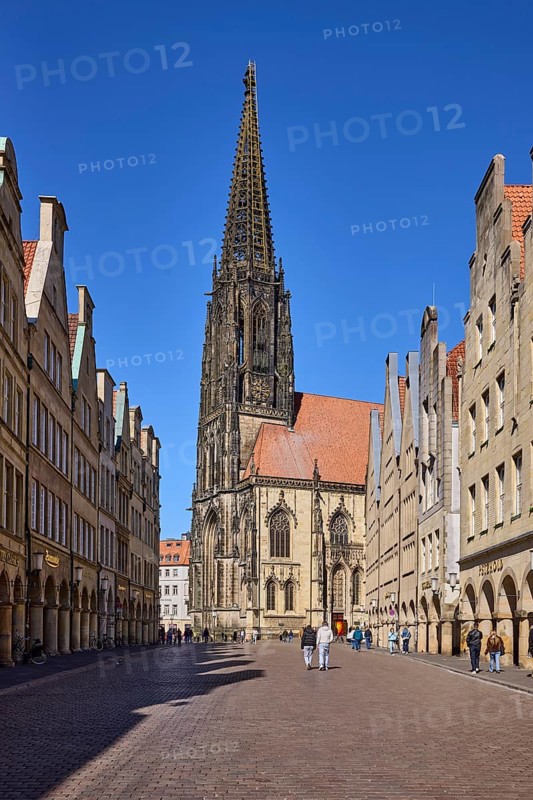 St. Lamberti, Lamberti Church, church tower, Gothic architectural style, installation, ladder to heaven, artist Billi Thanner, historic buildings, gables, arcades, pedestrians as secondary motif, blue cloudless sky, Prinzipalmarkt, Münster, Münsterland, independent city, North Rhine-Westphalia, Germany
