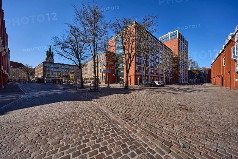 Stadthaus 1, city centre, brick building, bare wintry trees, cobblestone alleyway, blue cloudless sky, intersection between Heinrich-Brüning-Straße, Loerstraße, Stubengasse and Klemensstraße, Münster, Münsterland, independent city, North Rhine-Westphalia, Germany