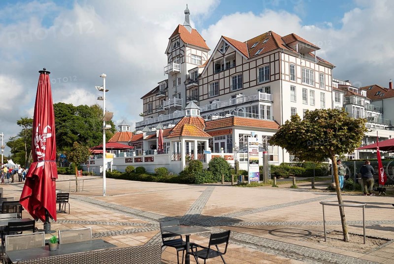 Apartment house, sea view, spa architecture, red parasol, Ostseeallee, Baltic resort, Kühlungsborn, Rostock district, Mecklenburg-Western Pomerania, Germany