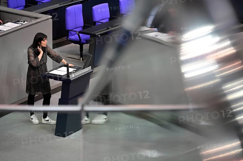 Rasha Nasr (SPD) speaks on the agenda item MIndeslohnegesetz at the eleventh session of the Bundestag