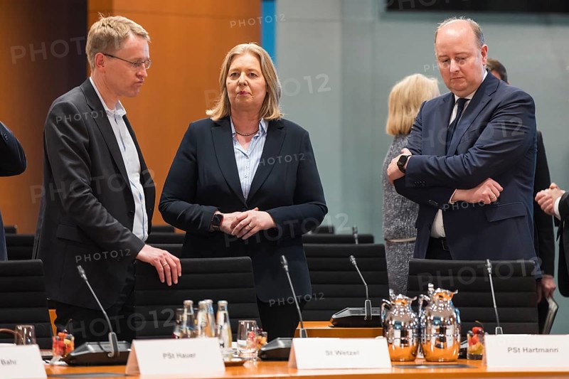 Daniel Günther (Minister President of Schleswig-Holstein), Bärbel Bas (SPD, Federal Minister of Labour and Social Affairs) and Andreas Bovenschulte (SPD, Mayor of Bremen and President of the Bremen Senate) in front of the meeting between Federal Chancellor Friedrich Merz and the heads of government of the federal states in the International Conference Hall of the Federal Chancellery, Berlin, 18.06.2025