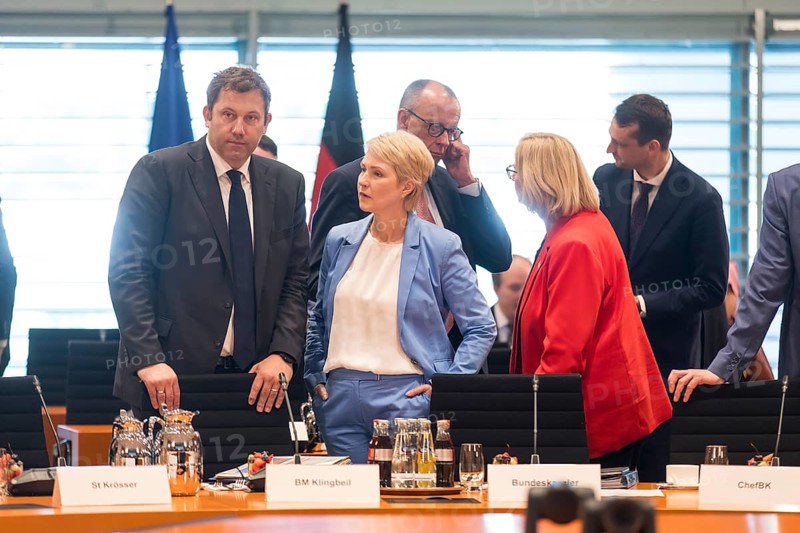 Lars Klingbeil (SPD, Vice-Chancellor and Federal Minister of Finance), Manuela Schwesig (SPD, Minister-President of Mecklenburg-Western Pomerania), Friedrich Merz (CDU, Federal Chancellor) and Anke Rehlinger (SPD, Minister-President of Saarland) in front of the meeting between Federal Chancellor Friedrich Merz and the heads of government of the federal states in the International Conference Hall of the Federal Chancellery, Berlin, 18 June 2025