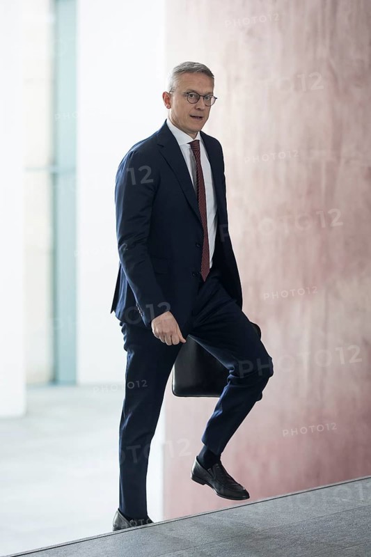 Karsten Wildberger (CDU, Federal Minister for Digitalisation and State Modernisation) on the way to the meeting between Federal Chancellor Friedrich Merz and the heads of government of the federal states in the International Conference Hall of the Federal Chancellery, Berlin, 18.06.2025