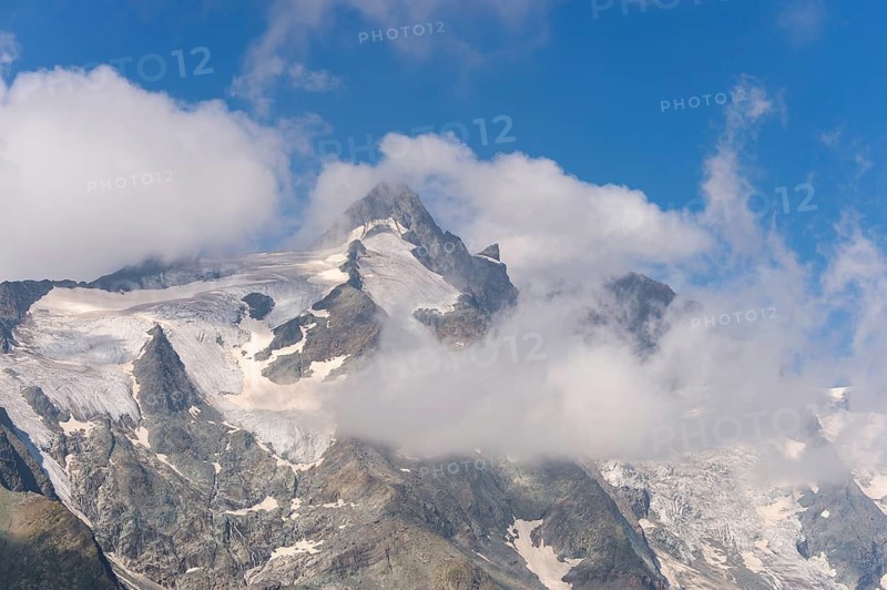 View from Franz Joseph Höhe into the mountains (Großglockner) with Pasterze on a sunny day at Hochalpenstraße, Pinzgau, Salzburg, Austria