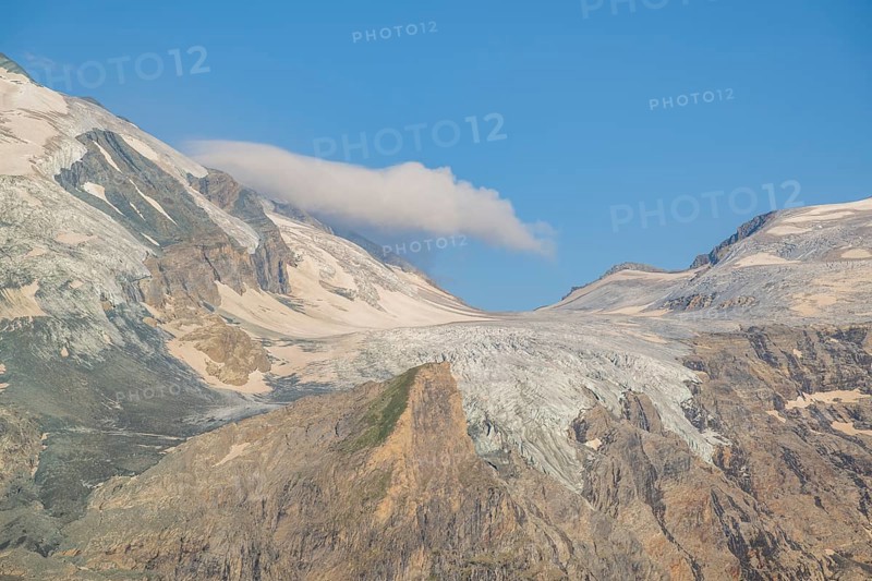 View from Franz Joseph Höhe into the mountains (Großglockner) with Pasterze on a sunny day at Hochalpenstraße, Pinzgau, Salzburg, Austria
