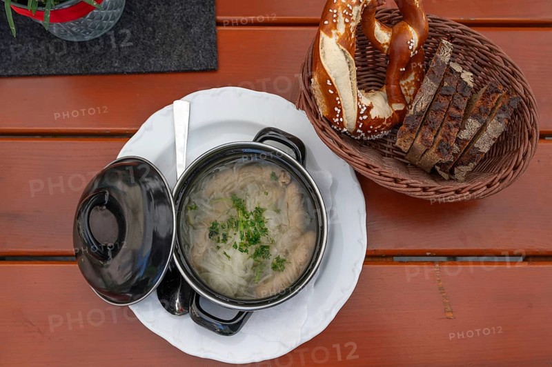 Six sour tips with onions and pretzel, Franconian speciality served in a small enamel pot, Nuremberg, Middle Franconia, Bavaria, Germany