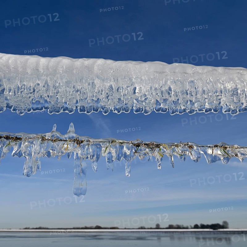 Ice age... Curtain of icicles (Rhine flood) on a pasture fence on Bislicher Insel in winter 2020, 2021, weather situation, Bislicher Insel near Xanten, nationally known nature reserve, Wesel district, Lower Rhine, Rhineland, North Rhine-Westphalia, Germany, Western Europe