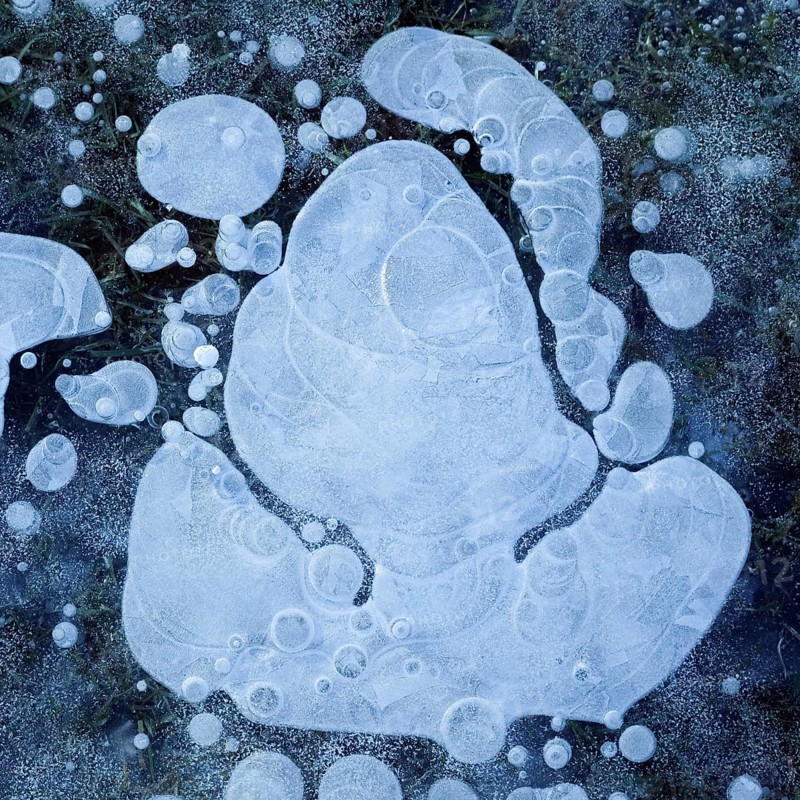Air bubbles... Ice (winter flood 2020, 2021), ice layer with frozen air bubbles on a meadow on the Lower Rhine flooded and frozen in severe frost, fantasy, weather situation, Bislicher Insel near Xanten, nationally known nature reserve, Wesel district, Lower Rhine, Rhineland, North Rhine-Westphalia, Germany, Western Europe
