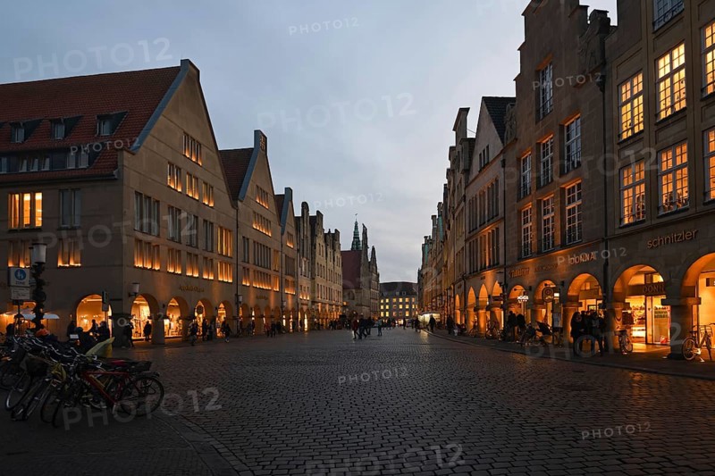 Stroll through Münster's parlour... Prinzipalmarkt, gabled houses along a cobblestone street at the blue hour, in the pre-Christmas period, invite you to stroll and shop in the glow of lights, Münster, Old Town, student city, North Rhine-Westphalia, Germany, Western Europe