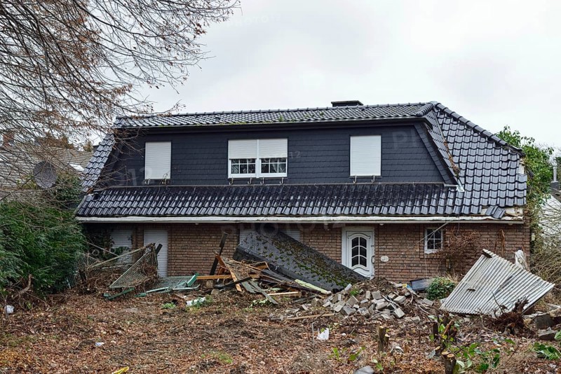 Shattered dreams... Kerpen Manheim (North Rhine-Westphalia) after clearance for lignite, abandoned house, shortly in front of demolition for RWE's open-cast mine, Kerpen Manheim, Rhein-Erft-Kreis, Germany, Western Europe