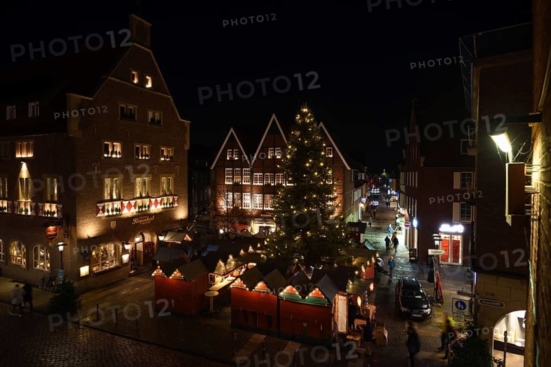 Atmospheric view of the Christmas market at the Kiepenkerl in Münster shortly in front of the opening, Münster Old Town, Student City, North Rhine-Westphalia, Germany, Western Europe