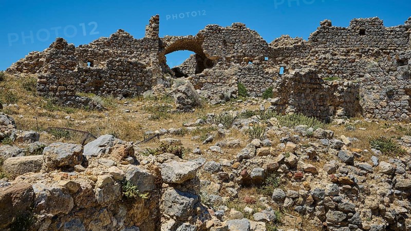A vast field of ruins with brick arches under a bright blue sky, Abandoned Village, Lost Place, Pyli, Paleo Pyli, Byzantine Fortress, Kos, Dodecanese, Greek Islands, Greece