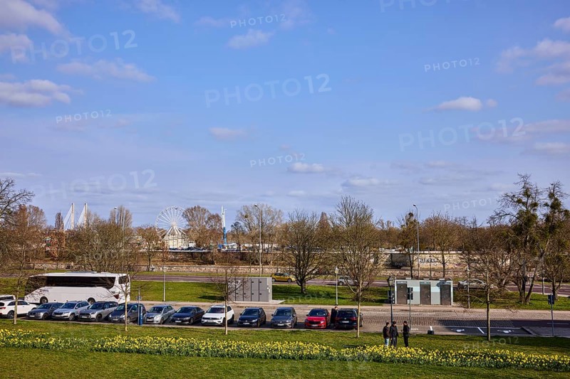 Gardens, lawn, flower bed, bare wintry trees, parking boxes, cars, coach, funfair, Ferris wheel, blue sky, cumulus clouds, Fürstenwallstraße, Schleinufer, Magdeburg, state capital, independent city, Saxony-Anhalt, Germany