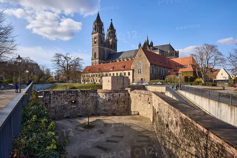 Magdeburg Cathedral, Gothic architecture, bastion Cleve, defence defence tower Cleve, bare winter trees, lantern, fortress, blue sky, cumulus clouds, at the cathedral, cathedral square, Magdeburg, state capital, independent city, Saxony-Anhalt, Germany