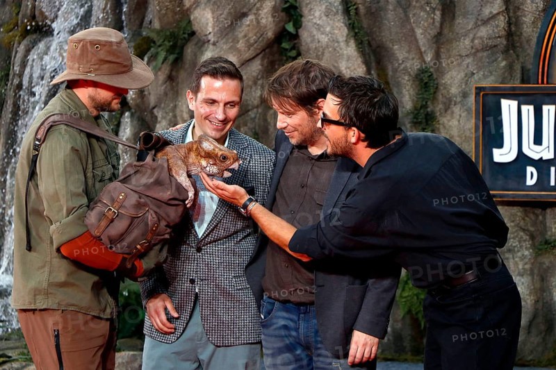 Dolores, the dragon baby, guest, director Gareth Edwards and Jonathan Bailey at the German premiere of Jurassic World at the Zoo Palast in Berlin on 18 June 2025