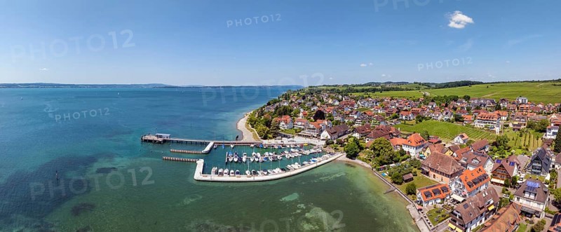 Luftbild, Panorama von der Bodenseegemeinde Hagnau, Winzerdorf und beliebter Ferienort am Bodensee, mit dem am 23.Mai 2025 eingeweihten, neuen Westhafen, Yachthafen und der Schiffanlegestelle, Bodenseekreis, Baden-Württemberg, Deutschland