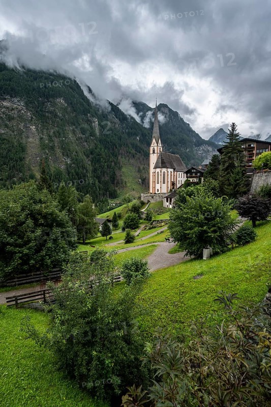 Parish church of St Vincent in Heiligenblut, cloudy mountain landscape, courtyard, Heiligenblut am Großglockner, Carinthia, Austria