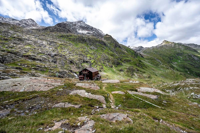 Elberfelderhütte mountain hut in the upper Gössnitztal valley, Wiener Höhenweg, Schober group, Hohe Tauern National Park, Carinthia, Austria