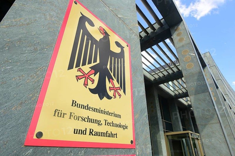 The Federal Ministry of Education and Research is now called the Federal Ministry of Research, Technology and Space. New sign at the Berlin headquarters