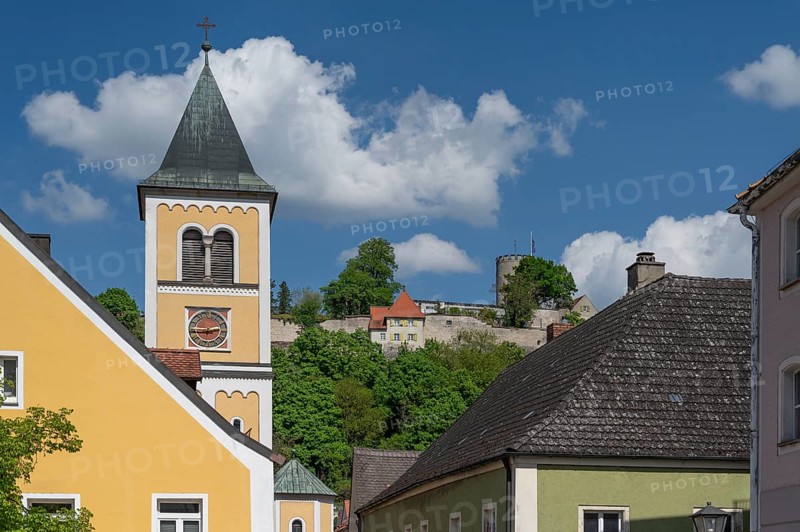 Church of St Vitus and historic Lengenfeld Castle behind, Burglengenfeld, Upper Palatinate, Bavaria, Germany