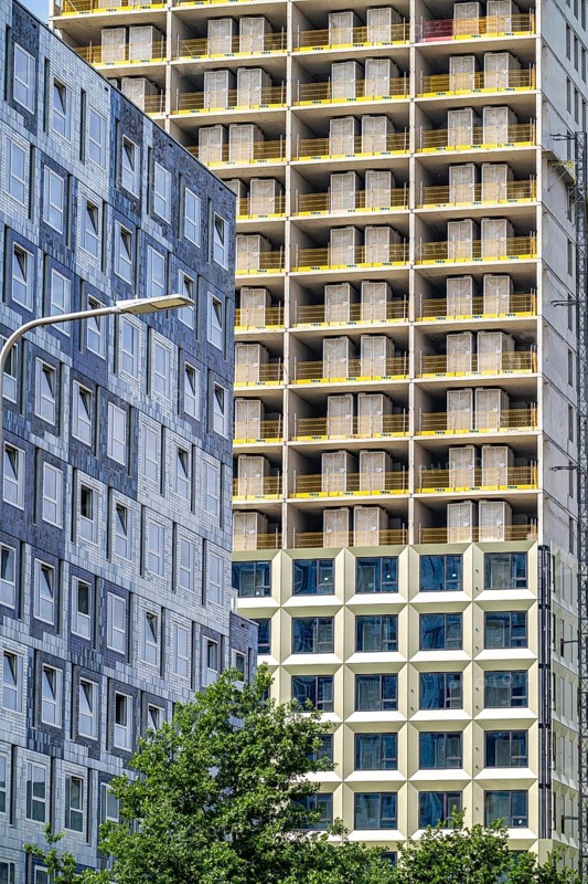 Construction of over 920 student flats at Cambridgelaan in the Science Park, University of Utrecht, High Five building, modular construction, all components, including the interior fittings with wet rooms, are prefabricated and assembled just in time on site, 20% cost savings and 50% shorter construction time, on the left the already completed Johanna hall of residence, with facade in tiled design, with over 650 student rooms, flats, Netherlands