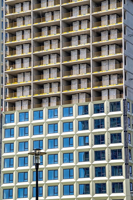 Construction of over 920 student flats at Cambridgelaan in the Science Park, University of Utrecht, High Five building, modular construction, all components, including the interior fittings with wet room, are prefabricated and assembled just in time on site, 20% cost savings and 50% shorter construction time, Netherlands
