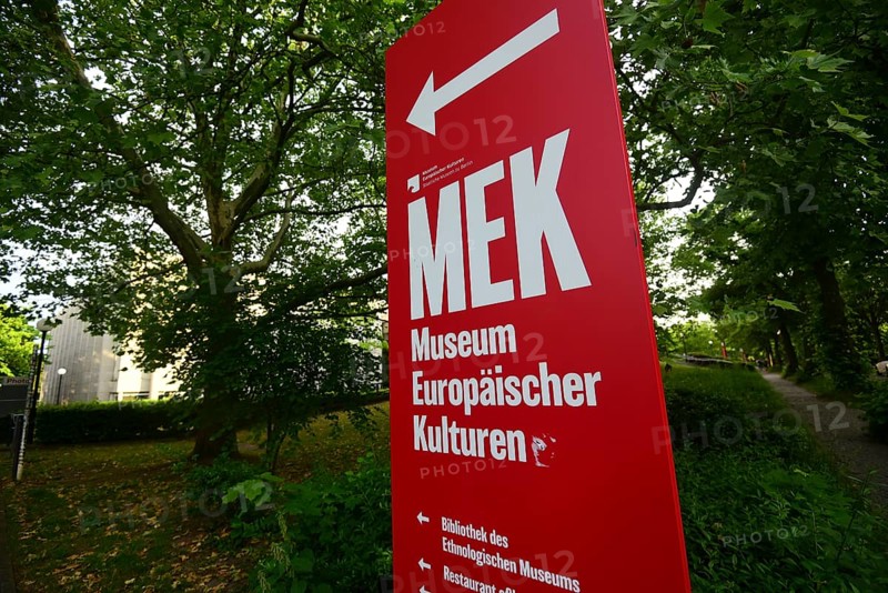 Signpost to the Museum of European Cultures (MEK) on the Dahlem research campus