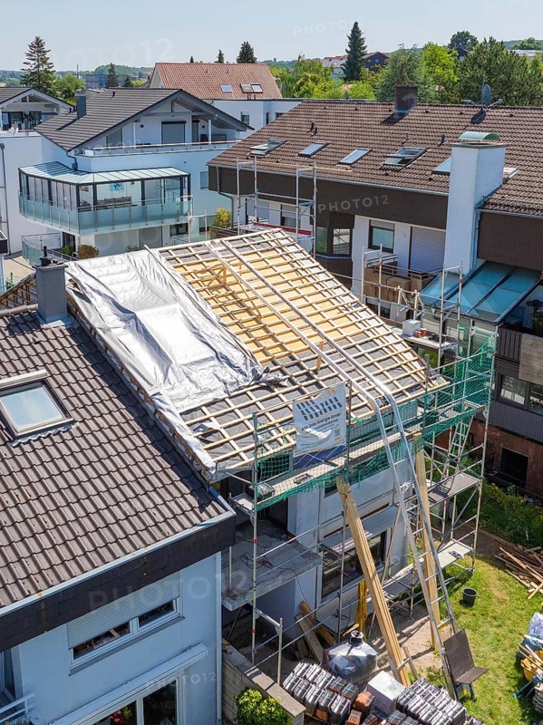 A roof is being renovated or newly built, scaffolding visible, sunny neighbourhood, roof renovation, house construction, Pforzheim, Germany
