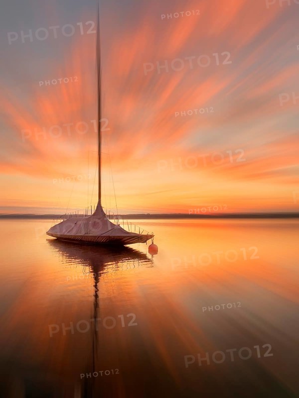 Evening mood, sailing boat on Lake Starnberg, zoom effect, Bavaria, Germany