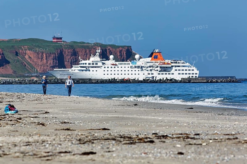 Tourists and photographers on the beach of the Heligoland dune, cruise ship in front of cliffs, mass tourism, Heligoland, North Sea, Schleswig-Holstein, Germany
