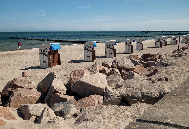 Beach, boulders, beach chairs, Kühlunsborn Ost, Baltic Sea, Baltic Sea resort, Kühlungsborn, Rostock district, Mecklenburg-Western Pomerania, Germany