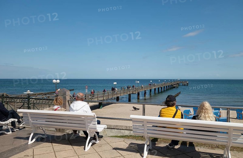 White benches, pier forecourt, pier, Kühlunsborn Ost, Baltic Sea, Baltic Sea resort, Kühlungsborn, Rostock district, Mecklenburg-Western Pomerania, Germany