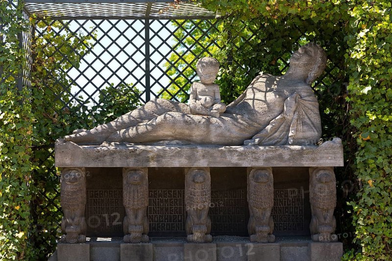 Sculpture Dying Mother and Child by Bernhard Hoetger in the plane tree grove, Mathildenhöhe, UNESCO World Heritage Site, Darmstadt, Hesse, Germany
