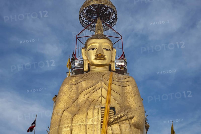 32 metre high standing Buddha decorated with glass mosaics and 24 carat gold, the upper knot of the Buddha image contains a relic of Lord Buddha, which was brought from Sri Lanka, Luang Pho To or Phrasiariyametri, Wat Intharawihan, the temple was built at the beginning of the Ayutthaya period, Bangkok, Thailand