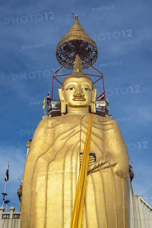 32 metre high standing Buddha decorated with glass mosaics and 24 carat gold, the upper knot of the Buddha image contains a relic of Lord Buddha, which was brought from Sri Lanka, Luang Pho To or Phrasiariyametri, Wat Intharawihan, the temple was built at the beginning of the Ayutthaya period, Bangkok, Thailand