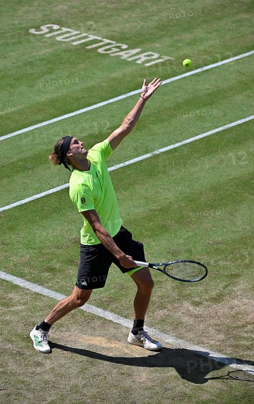 Alexander Zverev GER, action, serve, STUTTGART lettering on grass, tennis, ATP 250, BOSS Open 2025, Stuttgart, Baden-Württemberg, Germany