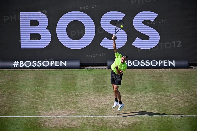Alexander Zverev GER, action, serve, logo, tennis, ATP 250, BOSS Open 2025, Stuttgart, Baden-Württemberg, Germany