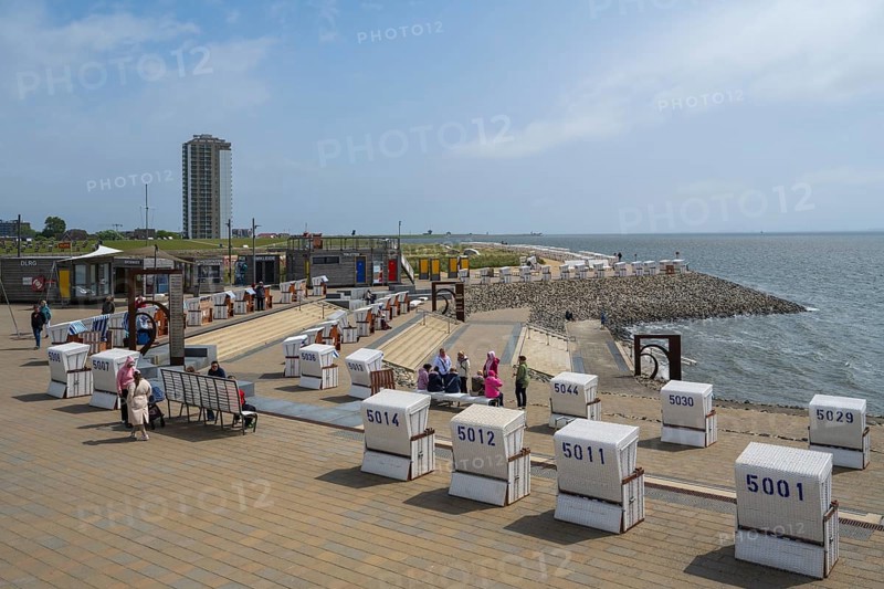Beach chairs on the promenade, people, elevated position, family lagoon, Perlebucht, Büsum, North Sea, Schleswig-Holstein, Germany