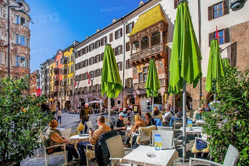 Street café on Herzog-Friedrich-Strasse in the historic city centre with the Golden Roof, Innsbruck, Inntal, Tyrolean Alps, Tyrol, Austria
