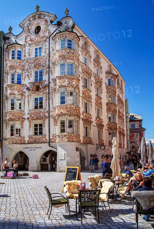 Street café in front of the historic Helblinghaus on Herzog-Friedrich-Strasse in the historic city centre, Innsbruck, Inntal, Tyrolean Alps, Tyrol, Austria