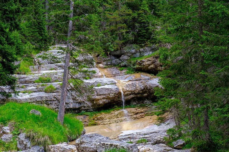 Waterfalls, Souto de Ra Stua, on the way to Rifugio Ra Stua, Ra Stua Alm, Valon Scuro, near Cortina d'Ampezzo, Dolomites, Trentino, Italy