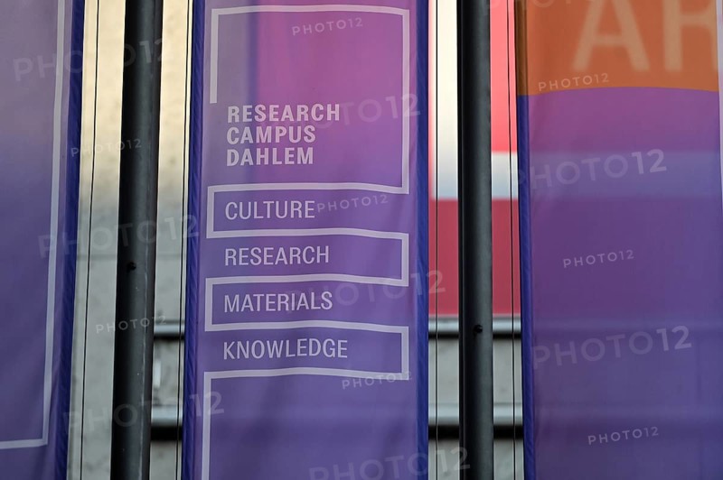 The Dahlem Research Campus is the name given to the scientific and academic institutions and museums surrounding the Freie Universität Berlin, which is located in the south-west of Berlin. These banners stand in front of the state museums in Lansstraße