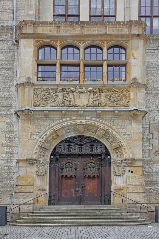 Portal with city coat of arms, town hall built in 1901, decorations, windows, Dessau, Dessau-Roßlau, Saxony-Anhalt, Germany