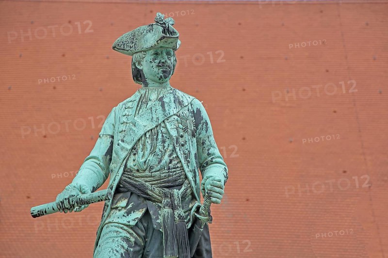 Monument to Prince and Field Marshal Leopold I, inscription, marshal, general, uniform, scroll, sword, sculpture, verdigris, free-standing, Schlossplatz, Dessau, Dessau-Roßlau, Saxony-Anhalt, Germany
