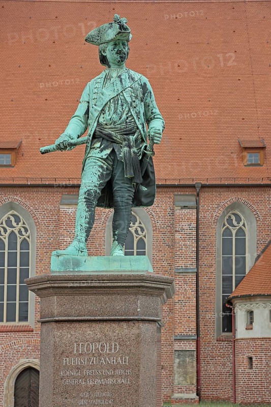 Monument to Prince and Field Marshal Leopold I, inscription, marshal, general, uniform, scroll, sword, sculpture, verdigris, Schlossplatz, Dessau, Dessau-Roßlau, Saxony-Anhalt, Germany